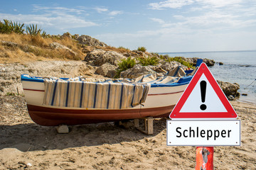 Flüchtlingsboot Schild Schlepper