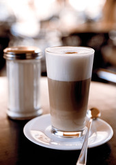 Latte macchiato Glas im Café