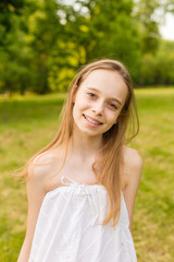 Naklejka premium Outdoors portrait of beautiful young girl looking at you.
