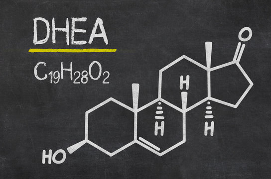 Schiefertafel mit der chemischen Formel von DHEA