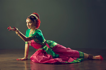 Obraz premium Beautiful indian girl dancer of Indian classical dance Bharatanatyam or Kuchipudi