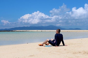 日本　石垣島　青い海と男性