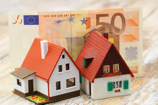 Model houses with EURO banknotes in the background
