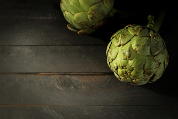 Obraz premium Artichokes on wooden background