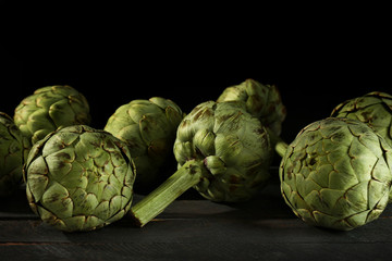 Obraz premium Artichokes on wooden table