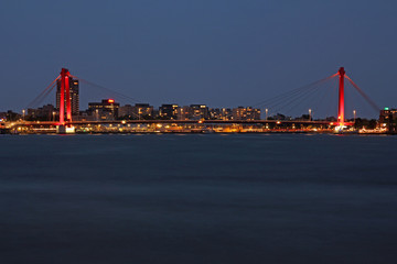 Fototapeta na wymiar Willemsbrücke bei Nacht, Rotterdam, Niederlande