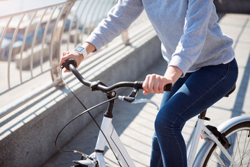 Obraz premium Woman holding handles on bicycle