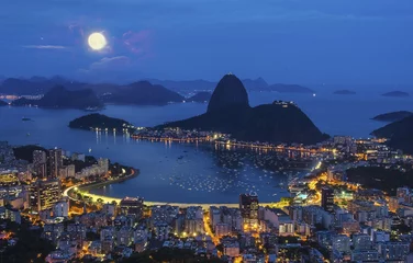Papier Peint photo autocollant Copacabana, Rio de Janeiro, Brésil Vue nocturne de la montagne Pain de Sucre et Botafogo à Rio de Janeiro