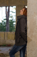 Obraz premium girl posing in an abandoned building 
