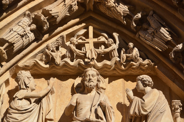 estatuas de piedra en la fachada de la Catedral de Burgos