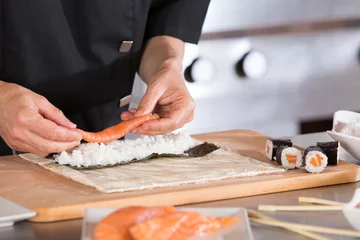 Papier Peint photo Lavable Bar à sushi Chef preparing sushi