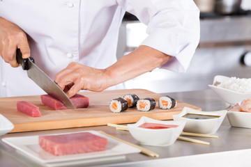 Obraz na płótnie Canvas Chef preparing sushi
