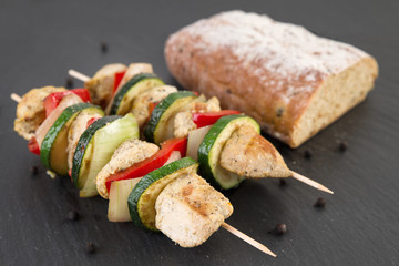 Schaschlikspiess mit Brot