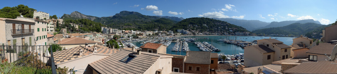 Fototapeta na wymiar Panorama von Port de Soller, Mallorca