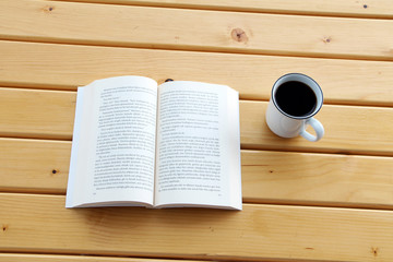 Fototapeta na wymiar book and coffee on the wood table