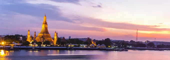 Zelfklevend Fotobehang Wat Arun at twilight, Bangkok, Thailand © jon11