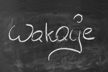 Wakacje. Szkolna tablica. Napis kredą na tablicy.