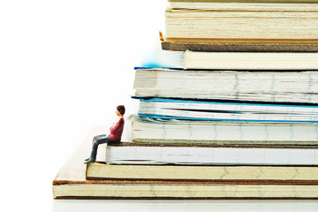 ノートの束に座っている男性