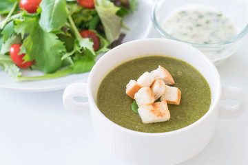 Spinach soup with spinach leaves and bread