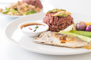 Fried mackerel with shrimp paste sauce and berry rice