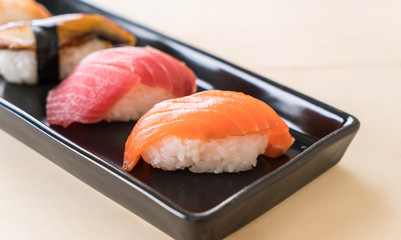 mixed sushi set