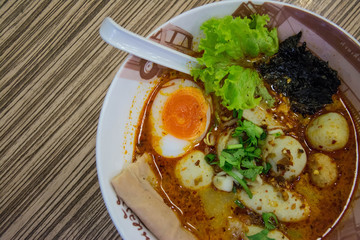  thai noodles with vegetables and soft boiled egg . 