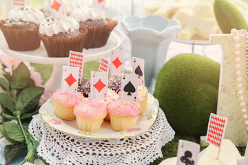 mini cupcakes with playing cards toppers, Alice in wonderland te