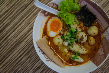  thai noodles with vegetables and soft boiled egg . 