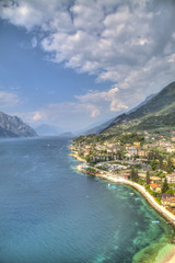 Blick über den Gardasee mit der bezaubernden Ortschaft Malcesine am Ostufer mit dramatischen...