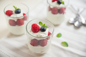 Quarksahne mit Beeren 