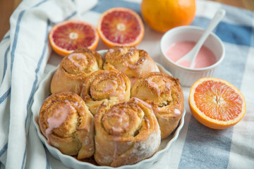 Hefeteilchen mit Orangenglasur 