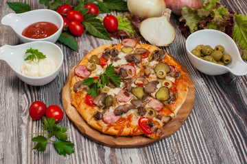  pizza  with mushrooms and pepperoni , tomatoes