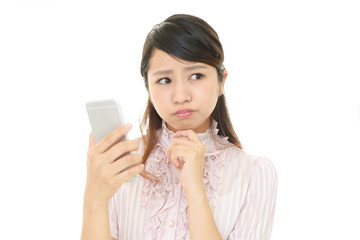 不安そうな表情の女性