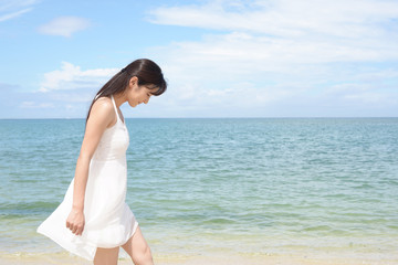 沖縄の海で寛ぐ女性