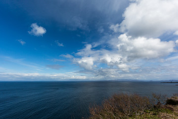 Wolkenband über der Staffin Bay - Isle of Skye - Schottland