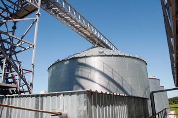 Obraz premium Metal grainery on a bright sunny summer day