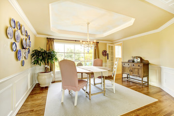 Fototapeta na wymiar Cozy yellow American living room interior design with plates and