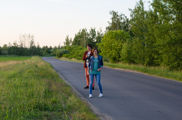 Obraz premium Happy couple on vacation. Lovers are laughing. Happy guy and girl. Lovers enjoy each other in the evening park. 