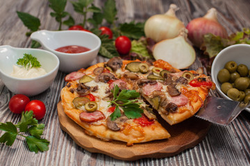  pizza  with mushrooms and pepperoni , tomatoes