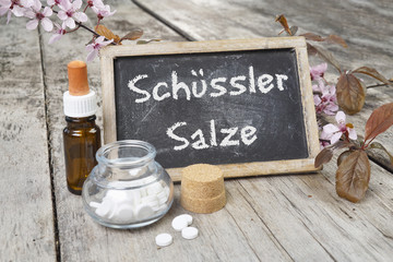 Schuessler Salze mit Tafel, Mörser und Kirschblüten