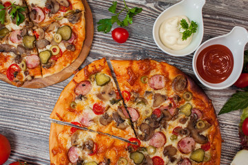  pizza  with mushrooms and pepperoni , tomatoes