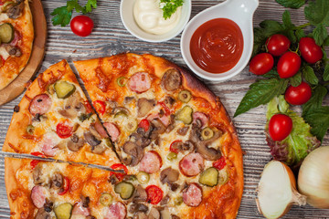  pizza  with mushrooms and pepperoni , tomatoes