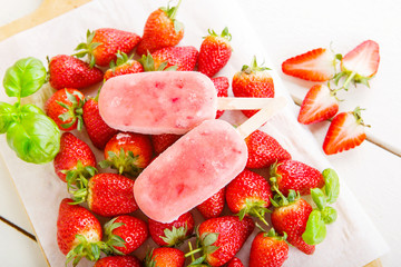Ice cream popsicles with fresh strawberries