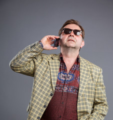 Obraz premium Adult man speaking on the cellphone