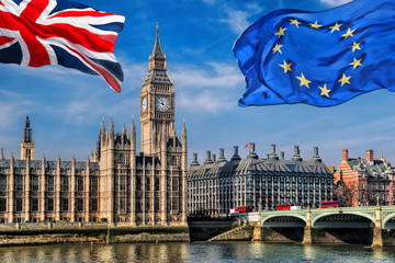 Panele Szklane Podświetlane  Flaga Unii Europejskiej i Unii Brytyjskiej lecąca przeciwko Big Benowi w Londynie, Anglii, Wielkiej Brytanii, Zostań lub odejdź, Brexit