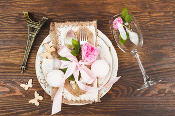 Tableware with lightpink roses and marshmallows