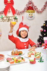 クリスマスパーティーを楽しむサンタクロース衣装の女の子