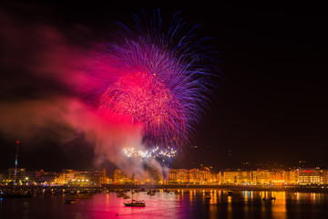 Fototapeta premium Fuegos artificiales en fiestas de San Sebastián, Guipuzcoa (España)