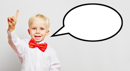 Schüler in Vorschule hebt die Hand