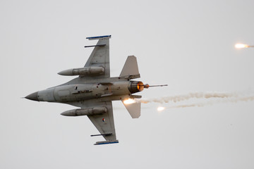 Fototapeta na wymiar F-16 flares